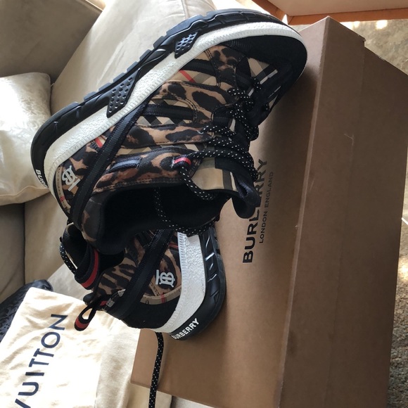 Burberry shoes - Picture 2 of 4